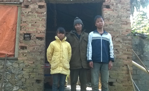 Gia đình em Bùi Thị Nguyệt sống trong ngôi nhà đã xuống cấp.
