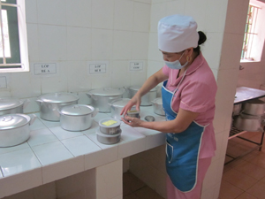 Bếp ăn tập thể trường Mầm non Tân Thịnh B ( TP. Hòa Bình) thực hiện quy định lưu mẫu thức ăn để kiểm soát an toàn thực phẩm. 

