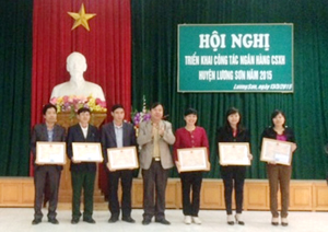 Lãnh đạo huyện Lương Sơn trao giấy khen cho các tập thể xuất sắc trong hoạt động tín dụng chính sách năm 2014.