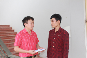 Thầy Nguyễn Mạnh Hùng và em Nguyễn Thành Duy (bên phải) 

chia sẻ niềm vui sau kỳ thi học sinh giỏi quốc gia năm 2015.

