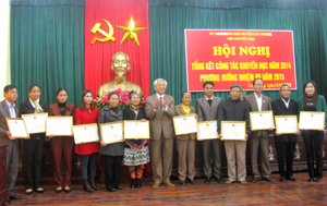 Lãnh đạo UBND huyện Cao Phong tặng giấy khen cho các tập thể, cá nhân có nhiều thành tích trong công tác khuyến học, khuyến tài.
