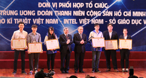 Hai học sinh đoàn Hòa Bình (ngoài cùng bên trái) nhận giải nhất và bằng khen của Bộ GD & ĐT.