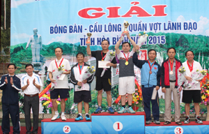 Các đồng chí lãnh đạo Sở VH,TT&DL và UBND TP Hoà Bình trao huy chương và cúp cho các vận động viên đạt giải.