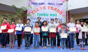 Ban tổ chức cuộc thi trao giải cho các em học sinh đạt giải.