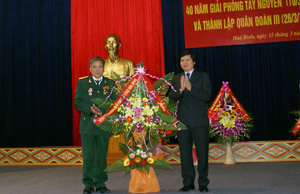 Đồng chí Trần Đăng Ninh, Phó Bí thư TT Tỉnh ủy tặng hoa chúc mừng các CCB Quân đoàn 3 tỉnh Hòa Bình nhân dịp kỷ niệm 40 năm truyền thống Quân đoàn 3. 

 

