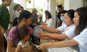 Cán bộ Trạm y tế thị trấn Mường Khến (Tân Lạc)  tiêm phòng dịch bệnh cho trẻ nhỏ.