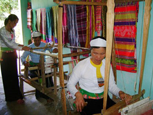 Nghệ nhân Bùi Thị Hạnh (người đứng) truyền dạy nghề dệt thổ cẩm  cho phụ nữ thôn Bãi Bệ 1, xã Dũng Phong (Cao Phong).