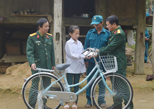 CBCS Ban CHQS huyện Lạc Sơn trao tặng chiếc xe đạp cho cháu Bùi Thị Thu Thảo.