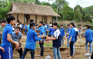 ĐVTN tham gia vận chuyển vật liệu xây dựng nhà Khăn quàng đỏ tại xã Tử Nê, huyện Tân Lạc.