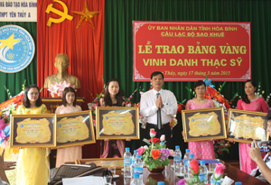 Đồng chí Nguyễn Hồng Mạc, Chủ tịch CLB Sao Khuê trao bảng vàng cho các Thạc sĩ huyện Yên Thủy.