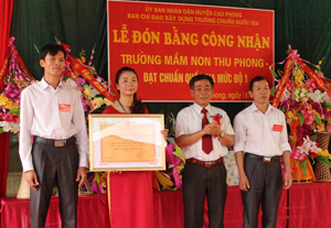 Lãnh đạo UBND huyện Cao Phong trao Bằng công nhận đạt chuẩn quốc gia cấp độ I của UBND tỉnh cho cấp uỷ, chính quyền và CBGV trường mần non Thu Phong.