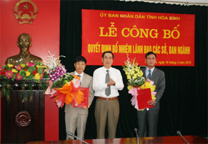 Đồng chí chí Nguyễn Văn Quang, Phó Bí thư Tỉnh ủy, Chủ tịch UBND tỉnh trao quyết định và giao nhiệm vụ cho các đồng chí được bổ nhiệm.