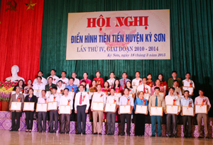 Lãnh đạo huyện Kỳ Sơn trao giấy khen cho các tập thể có thành tích xuất sắc trong phong trào thi đua yêu nước giai đoạn 2010- 2014.