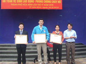 Lãnh đạo Sở LĐ-TB&XH trao giấy khen cho 3 tập thể đã có thành tích xuất sắc trong công tác ATVSLĐ-PCCN năm 2014.