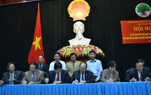 Đại diện Hội NCT 6 tỉnh phía Bắc ký kết giao ước thi đua năm 2015.