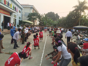 Các VĐV đua tài nội dung kéo co nữ đồng đội tại giải kéo-bắn nỏ-đẩy gậy huyện Kim Bôi năm 2015.