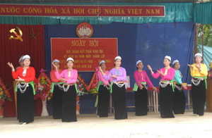 Nhân dân KDC xóm Bui, xã Nhân Nghĩa (Lạc Sơn) biểu diễn văn nghệ tại Ngày hội đại đoàn kết toàn dân tộc của KDC.