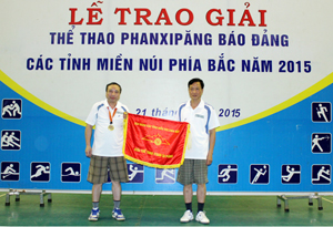 Báo Sơn La trao cờ đăng cai giải thể thao PhanXiPăng 2016 cho báo Điện Biên Phủ.