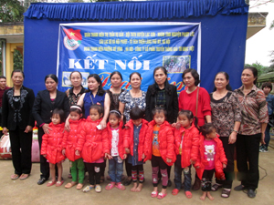 Đoàn tặng quà cho học sinh nghèo xã Bình Hẻm (huyện Lạc Sơn).