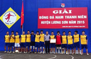 Ban tổ chức trao giải cho các đội tuyển đạt thành tích tại giải bóng đá thanh niên 2015.