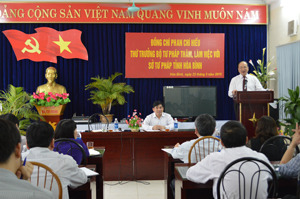 Đồng chí Phan Chí Hiếu, Thứ trưởng Bộ Tư pháp phát biểu ý kiến tại buổi thăm, làm việc với Sở Tư pháp.
