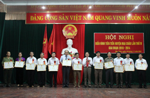 Lãnh đạo huyện Mai Châu trao giấy khen cho các tập thể có thành tích xuất sắc trong phong trào thi đua giai đoạn 2010- 2014.