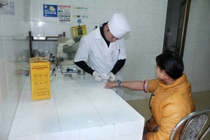 Phụ nữ mang thai được tư vấn và xét nghiệm HIV tại Bệnh viện Đa khoa huyện Lạc Thuỷ.