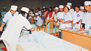 Giờ học kỹ thuật cấp cứu người bệnh tại trường Trung cấp y tế Hòa Bình.