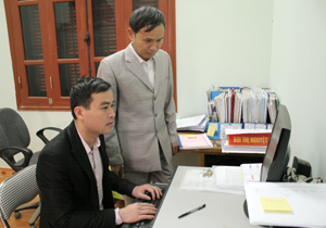 Cán bộ xã Địch Giáo (Tân Lạc) tích cực ứng dụng công nghệ thông tin nâng cao hiệu quả công việc.