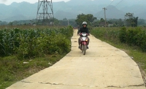 Với phương châm “Nhà nước và nhân dân cùng làm”, năm 2014, xóm Gò Lăng, xã Tân Mỹ (Lạc Sơn) đã kiên cố được 1 km đường GTNT thuận lợi cho đi lại và giao lưu hàng hoá.