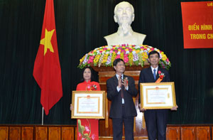 Thừa ủy quyền, đại diện Ban Chính sách KT-XH và TĐKT Tổng LĐLĐ Việt Nam trao Huân chương Lao động hạng ba cho các cá nhân có thành tích xuất sắc trong phong trào thi đua yêu nước giai đoạn 2010 – 2015.
