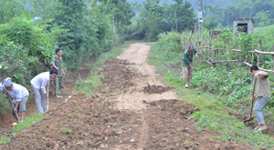 Chủ yếu các tuyến đường liên xóm của xã Đoàn Kết là đường đất, chưa được bê tông hóa.

