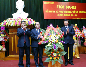 Đồng chí Trần Đăng Ninh, Phó Bí thư TT Tỉnh uỷ tặng hoa chúc mừng hội nghị điển hình tiên tiến phong trào thi đua 