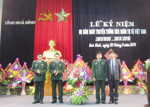 Thay mặt lãnh đạo tỉnh, đồng chí Nguyễn Văn Dũng, Phó Chủ tịch UBND tỉnh tặng hoa chúc mừng nhân dịp kỷ niệm 80 năm ngày truyền thống lực lượng DQTV.
