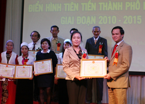 Đồng chí Quách Tùng Dương, Chủ tịch UBND thành phố Hoà Bình tặng giấy khen cho các tập thể, cá nhân có thành tích xuất sắc trong phong trào thi đua yêu nước.