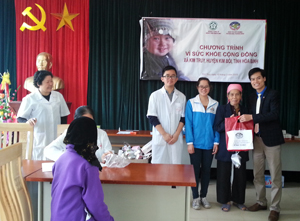 Đại diện Đoàn TN trường Đại học dân lập Phương Đông tặng quà cho người cao tuổi xã Kim Truy, huyện Kim Bôi.
