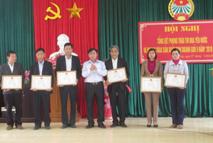 Lãnh đạo huyện Yên Thủy trao giấy khen cho các tập thể, cá nhân có thành tích xuất sắc trong phong trào thi đua yêu nước và phong trào sản xuất kinh - doanh giỏi 5 năm 2010 – 2015. 
