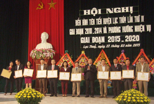 Lãnh đạo huyện Lạc Thuỷ trao giấy khen cho các tập thể, cá nhân có thành tích xuất sắc trong phong trào thi đua yêu nước giai đoạn 2010- 2014.