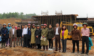 Thăm mô hình đồng thuận trong việc xây dựng Trung tâm học tập cộng đồng xã Đồng Tâm.