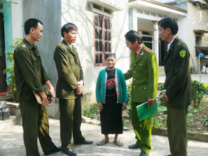 CBCS Công an huyện Kim Bôi trao đổi với người dân xã Trung Bì về công tác an ninh, trật tự.