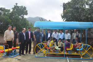 Các đồng chí lãnh đạo huyện Kim Bôi và Công ty Cổ phần TBGD&ĐC Bình Dương cùng con em xã Nật Sơn thăm quan khu lắp đặt thiết bị đồ chơi trẻ em tại nhà văn hóa xóm Rộc.