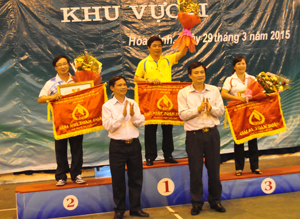 Đại diện lãnh đạo NHCSXH Việt Nam và NHCSXH tỉnh Hoà Bình trao giải nhất nhì ba toàn đoàn cho các đội.