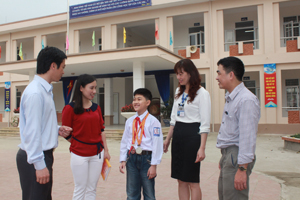 Trần Minh Sáng, học sinh lớp 6A1 (THCS Cửu Long, thị trấn Lương Sơn - Lương Sơn) chia sẻ niềm vui với các thầy, cô giáo về kết quả các cuộc thi toán cấp toàn quốc vừa qua.