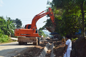 Các cấp MTTQ huyện Lạc Thủy tăng cường tuyên truyền, vận động nhân dân tích cực hiến đất làm đường, xây dựng các công trình phúc lợi xây dựng NTM.  

