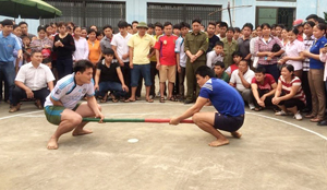 Một trận đấu tại giải bắn nỏ-kéo co-đẩy gậy huyện Kim Bôi năm 2015.