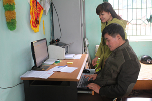 Cán bộ, công chức xã Hữu Lợi (Yên Thuỷ) ứng dụng công nghệ thông tin để nâng cao hiệu suất công việc.


