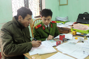 Công an huyện Mai Châu thường xuyên rà soát,  thực hiện nghiêm túc công tác quản lý nhân hộ khẩu.