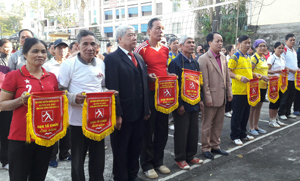 Ban tổ chức tặng cờ lưu niệm cho các đội tham gia thi đấu giải bóng chuyền mềm Hội người cao tuổi huyện Đà Bắc năm 2016.