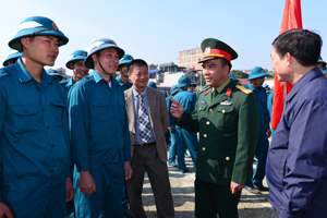 Lãnh đạo Bộ CHQS tỉnh động viên cho các đơn vị LLVT huyện Lương Sơn nổ lực nâng cao chất lượng công tác huấn luyện năm 2016.