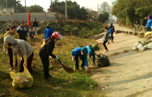 ĐV-TN huyện Lương Sơn tham gia thu gom rác thải tại ngầm Tân Vinh hưởng ứng Tháng thanh niên năm 2016.